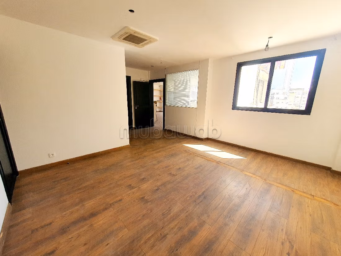 Offices for sale in Racine. Dimension 150 m². Caretaker service available, air conditioning