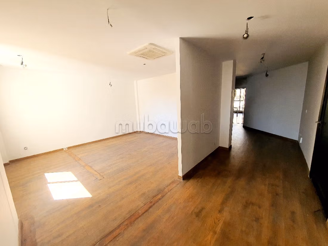 Offices for sale in Racine. Dimension 150 m². Caretaker service available, air conditioning