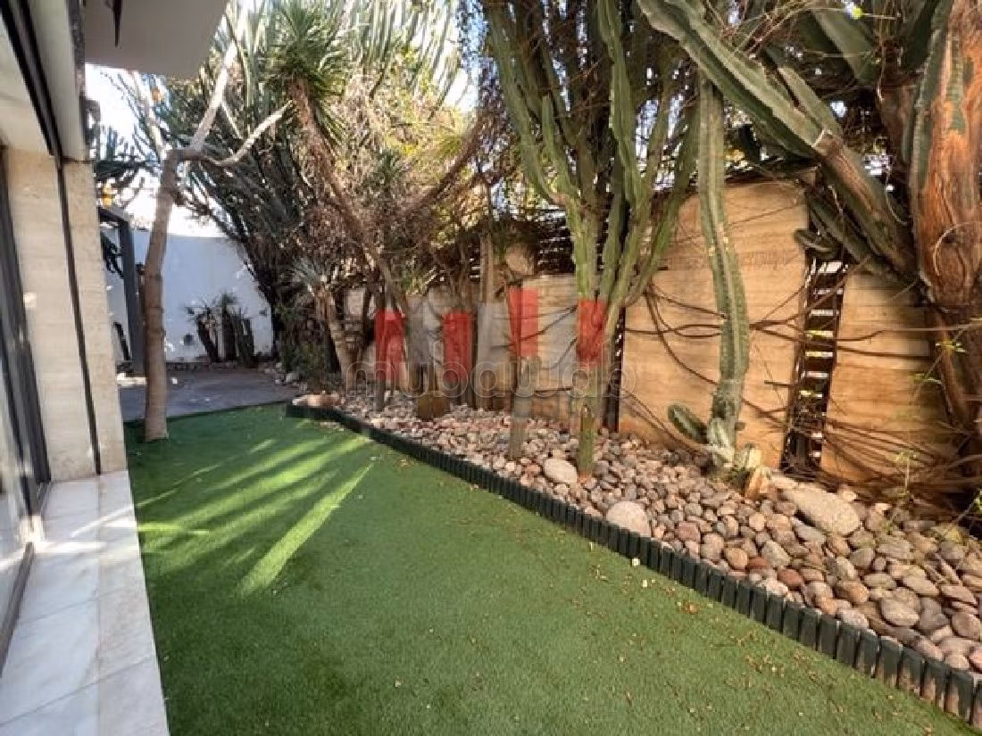 فيلا فاخرة للبيع بمرس السلطان. 4 غرف. الراحة الكاملة مع حمام سباحة ومدفأة