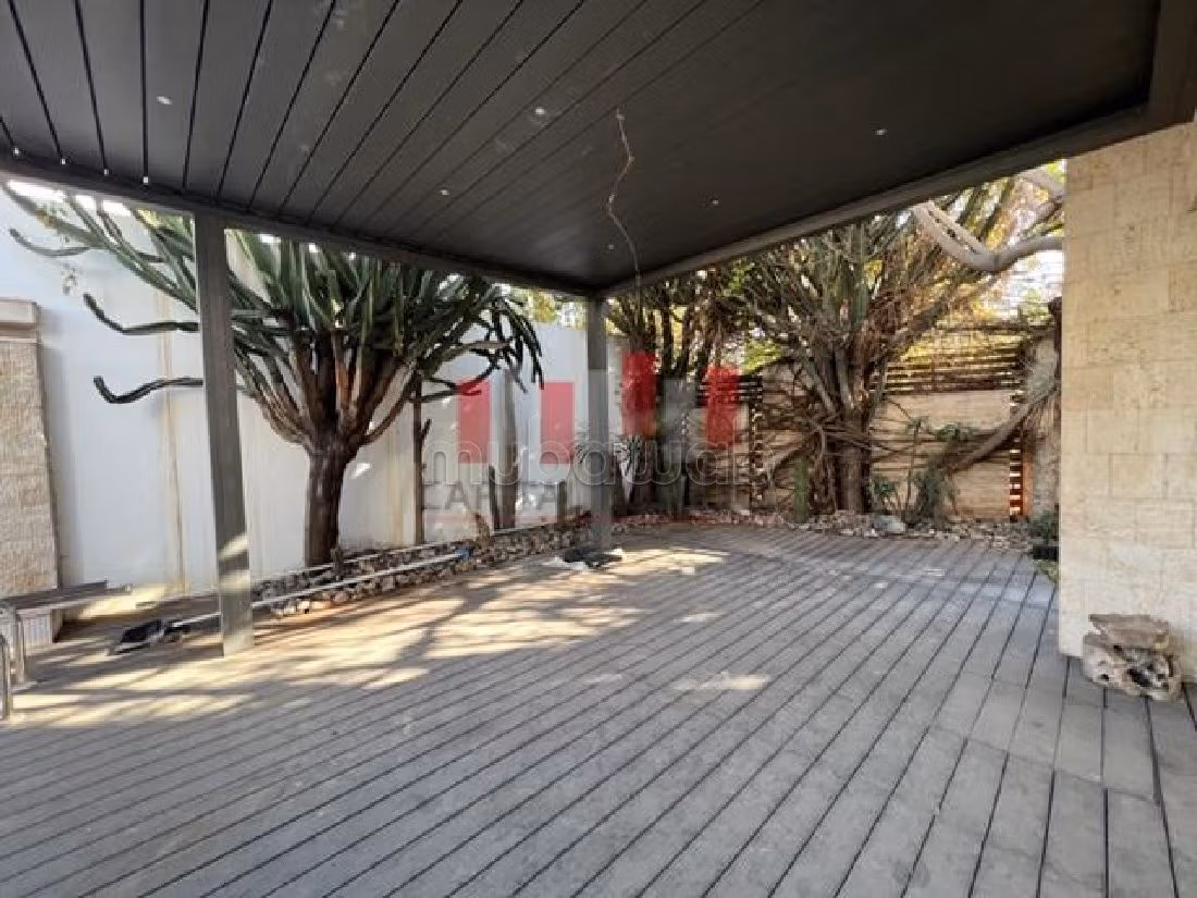 فيلا فاخرة للبيع بمرس السلطان. 4 غرف. الراحة الكاملة مع حمام سباحة ومدفأة