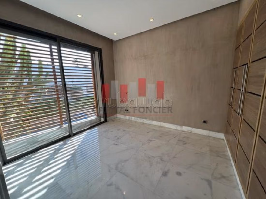 فيلا فاخرة للبيع بمرس السلطان. 4 غرف. الراحة الكاملة مع حمام سباحة ومدفأة