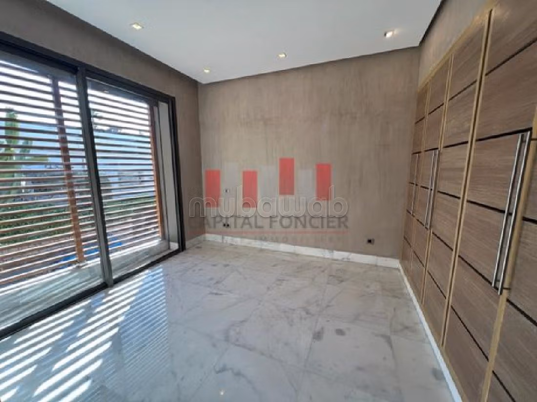 فيلا فاخرة للبيع بمرس السلطان. 4 غرف. الراحة الكاملة مع حمام سباحة ومدفأة