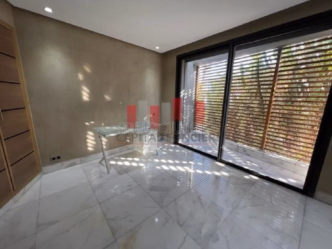 فيلا فاخرة للبيع بمرس السلطان. 4 غرف. الراحة الكاملة مع حمام سباحة ومدفأة