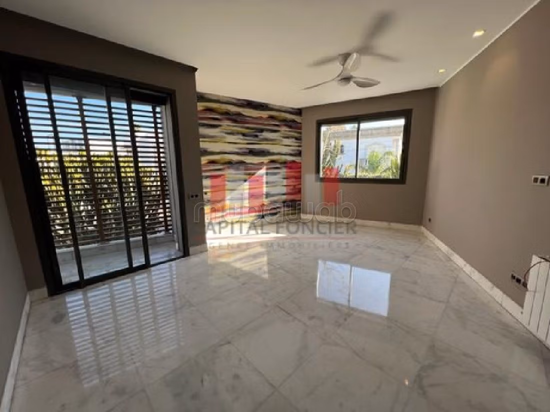 فيلا فاخرة للبيع بمرس السلطان. 4 غرف. الراحة الكاملة مع حمام سباحة ومدفأة