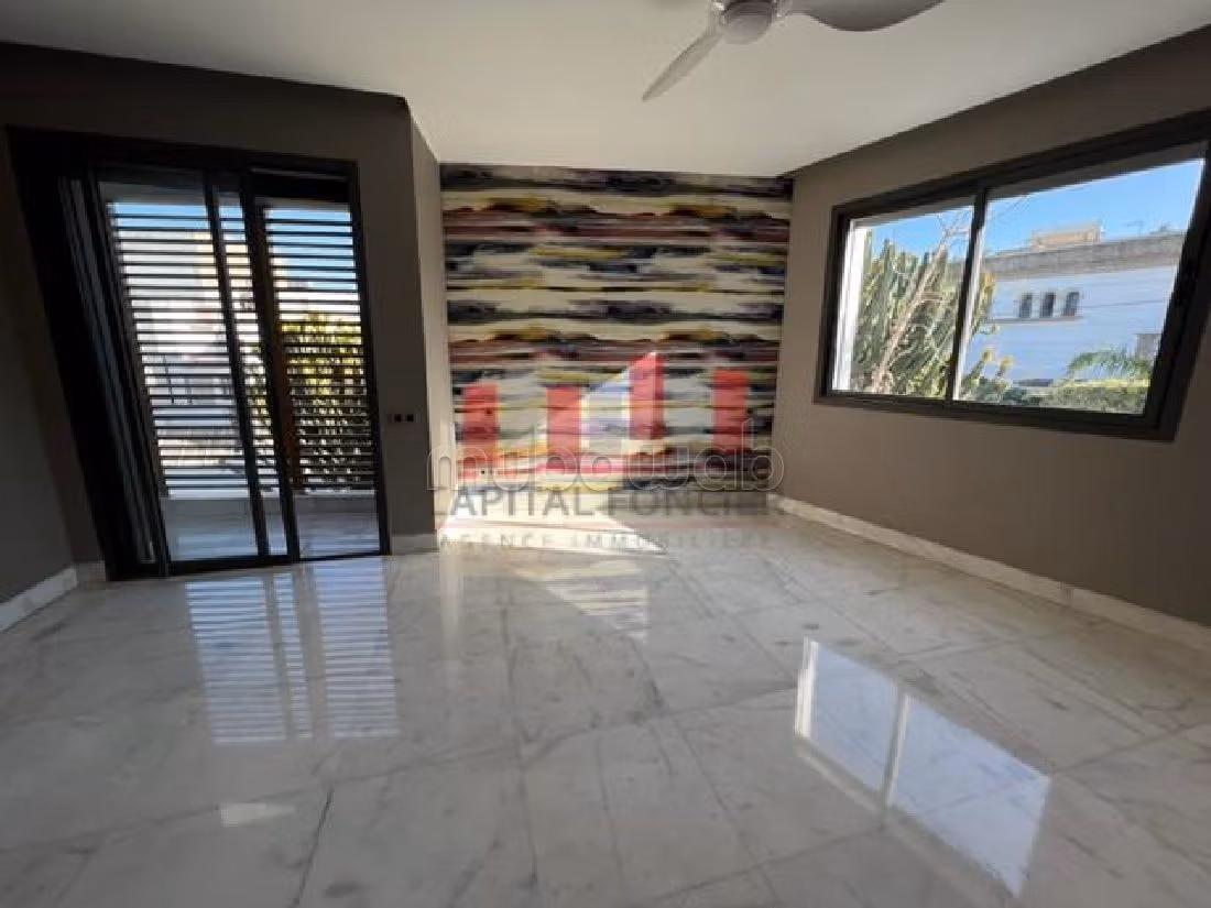 فيلا فاخرة للبيع بمرس السلطان. 4 غرف. الراحة الكاملة مع حمام سباحة ومدفأة