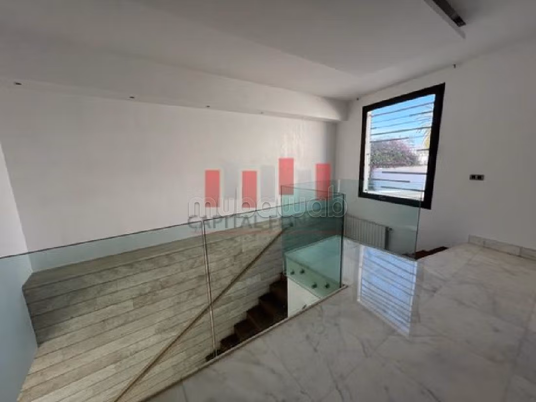 فيلا فاخرة للبيع بمرس السلطان. 4 غرف. الراحة الكاملة مع حمام سباحة ومدفأة