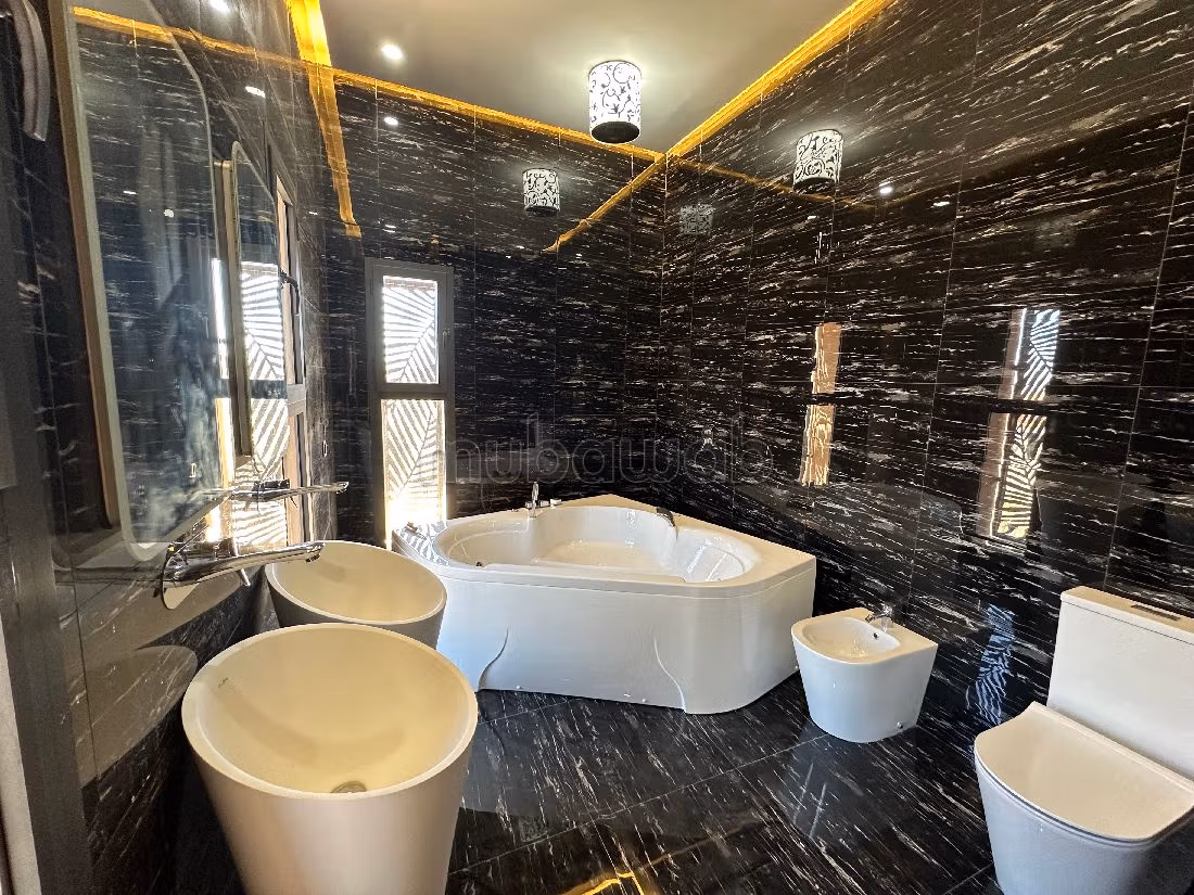 Luxury home for sale in Route de l'Ourika. Area 580 m². Swimming pool and air conditioning. 