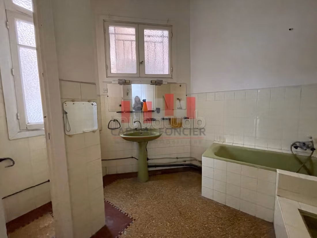 Appartamento in vendita a Centre Ville. Superficie di 198 m². Con ascensore e terrazzo