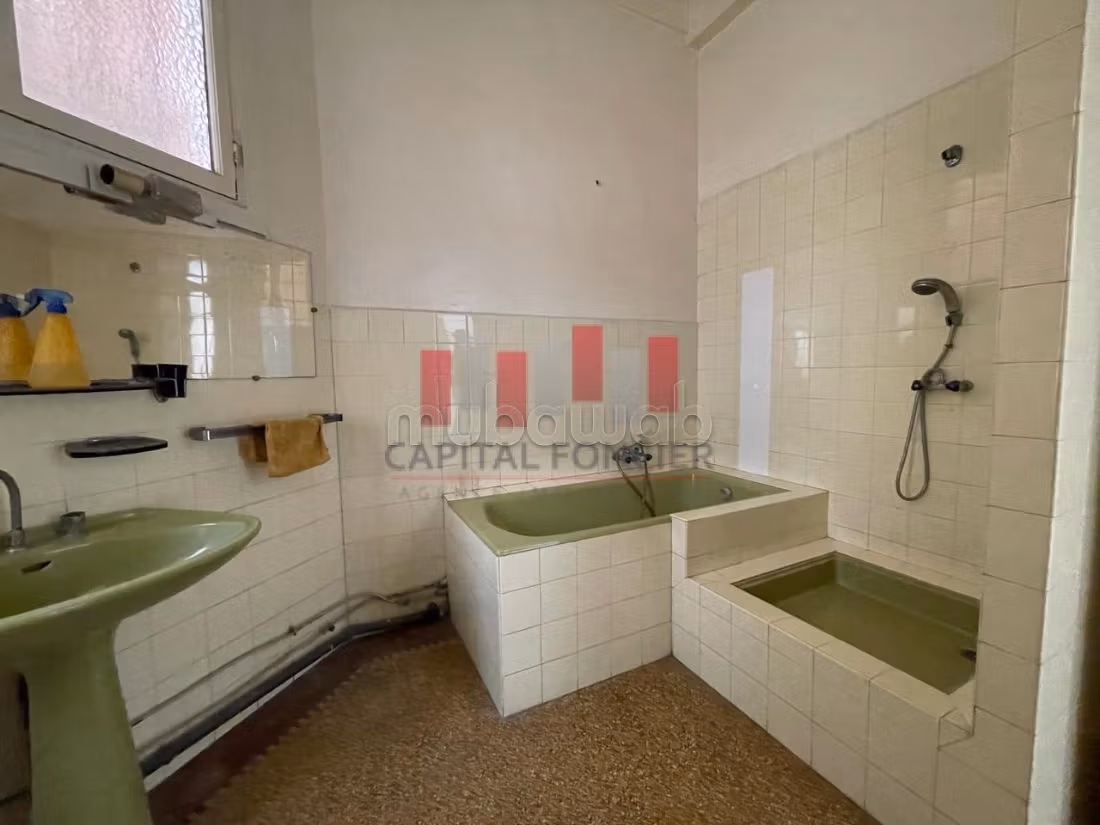 Appartamento in vendita a Centre Ville. Superficie di 198 m². Con ascensore e terrazzo