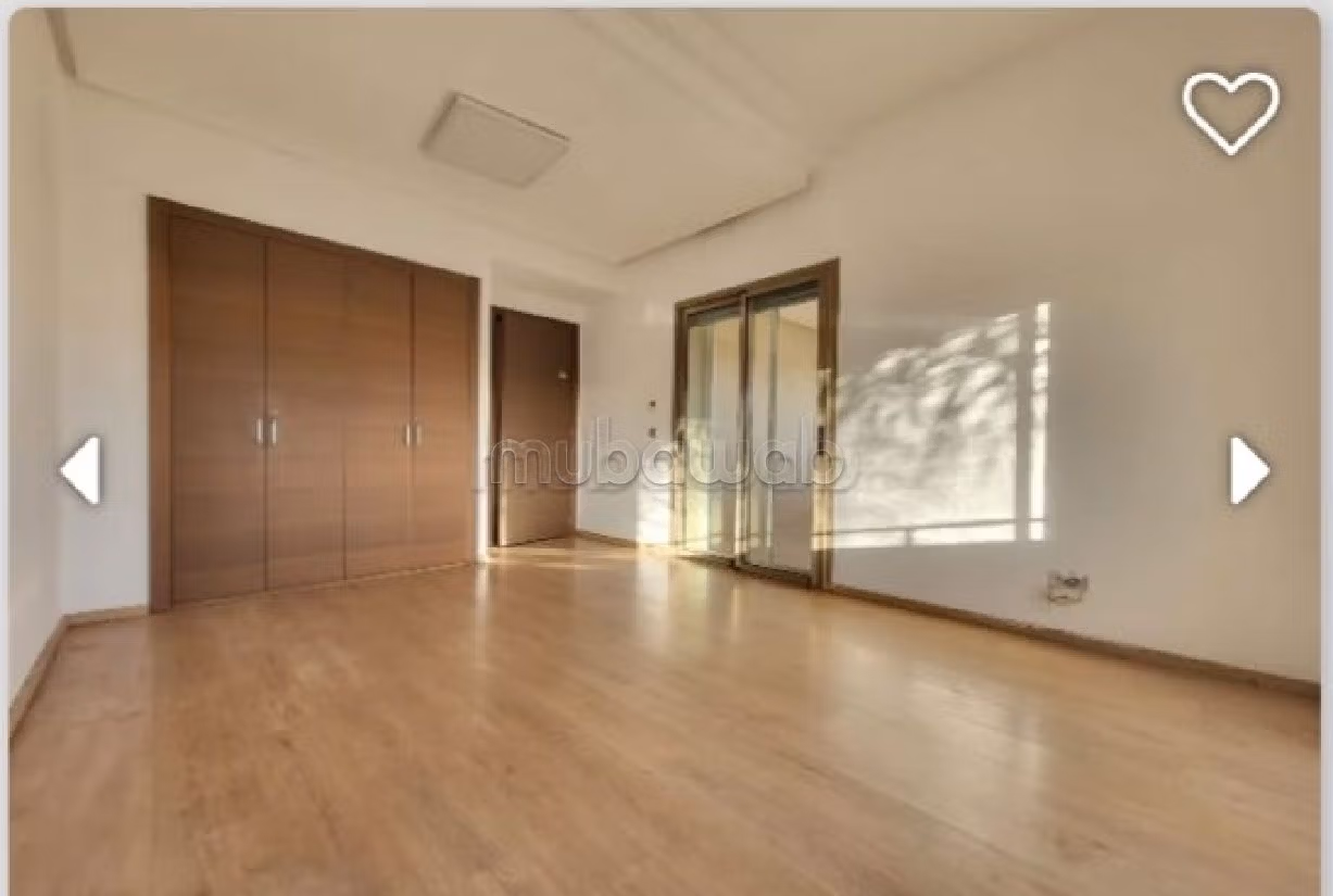 Maestosa villa in affitto. 4 belle camere da letto. Piscina e camino. 