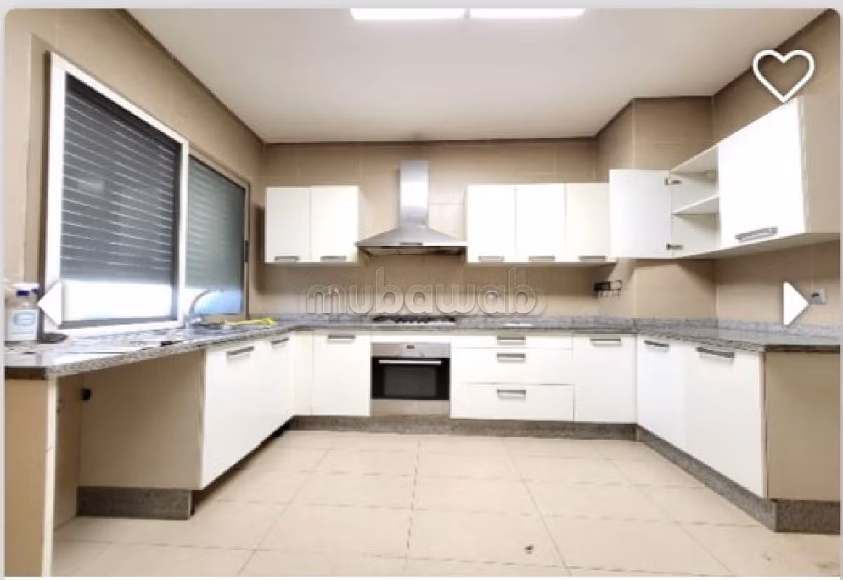 Maestosa villa in affitto. 4 belle camere da letto. Piscina e camino. 