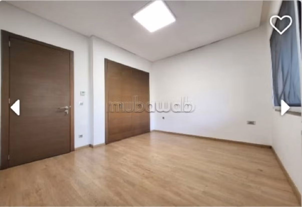 Maestosa villa in affitto. 4 belle camere da letto. Piscina e camino. 