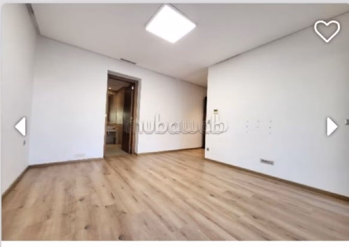 Maestosa villa in affitto. 4 belle camere da letto. Piscina e camino. 