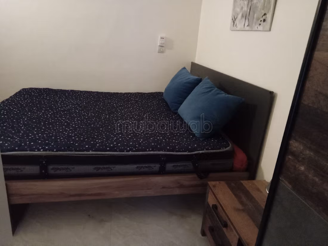 شقة رائعة للبيع بالمنصورية. 1 غرفة جيدة. صالة مغربية وصحن فضائي.