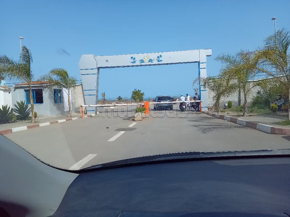 شقة رائعة للبيع بالمنصورية. 1 غرفة جيدة. صالة مغربية وصحن فضائي.