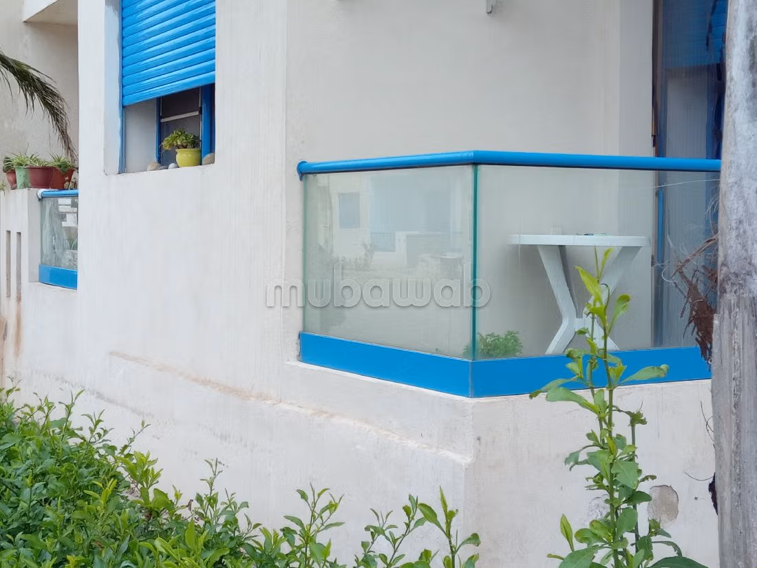 شقة رائعة للبيع بالمنصورية. 1 غرفة جيدة. صالة مغربية وصحن فضائي.