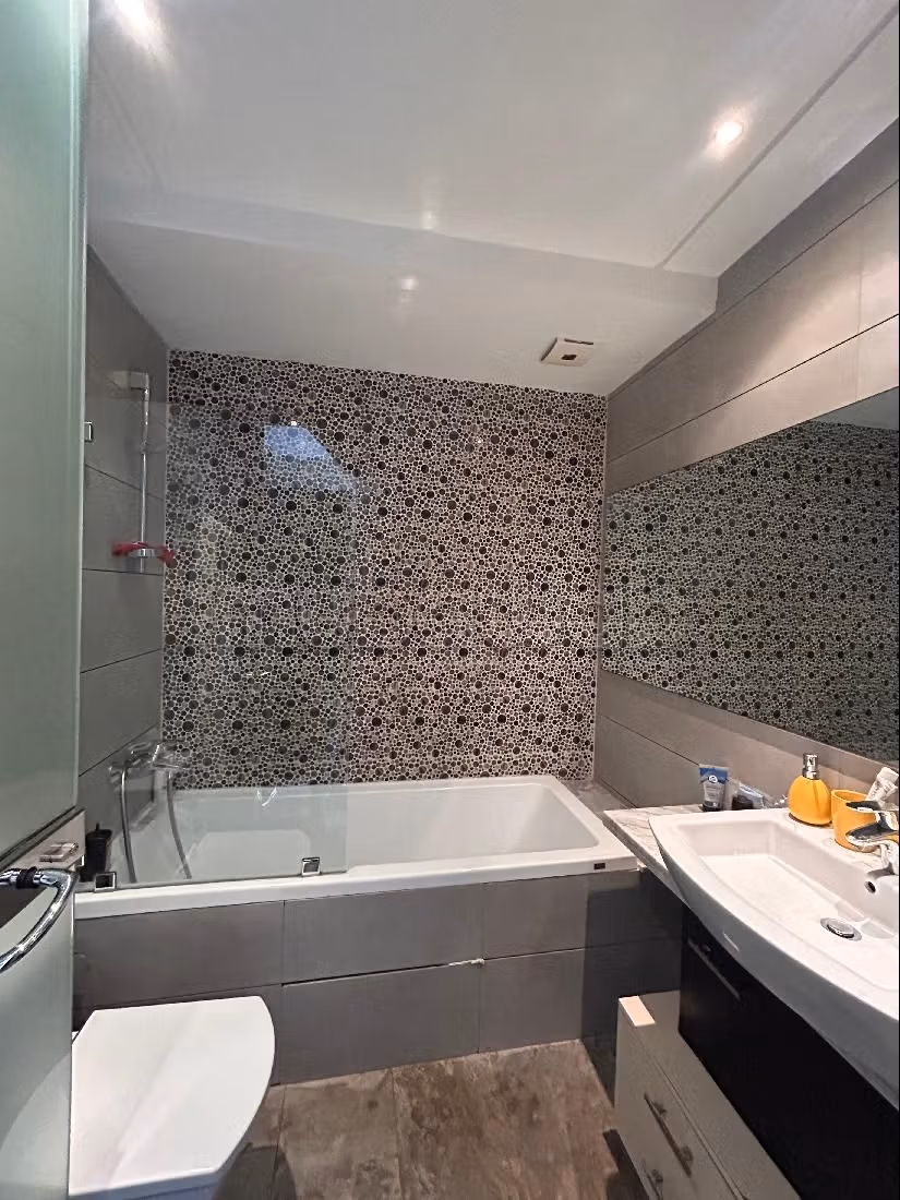 Louez cet appartement à Sania. Surface de 110 m². Bien meublé