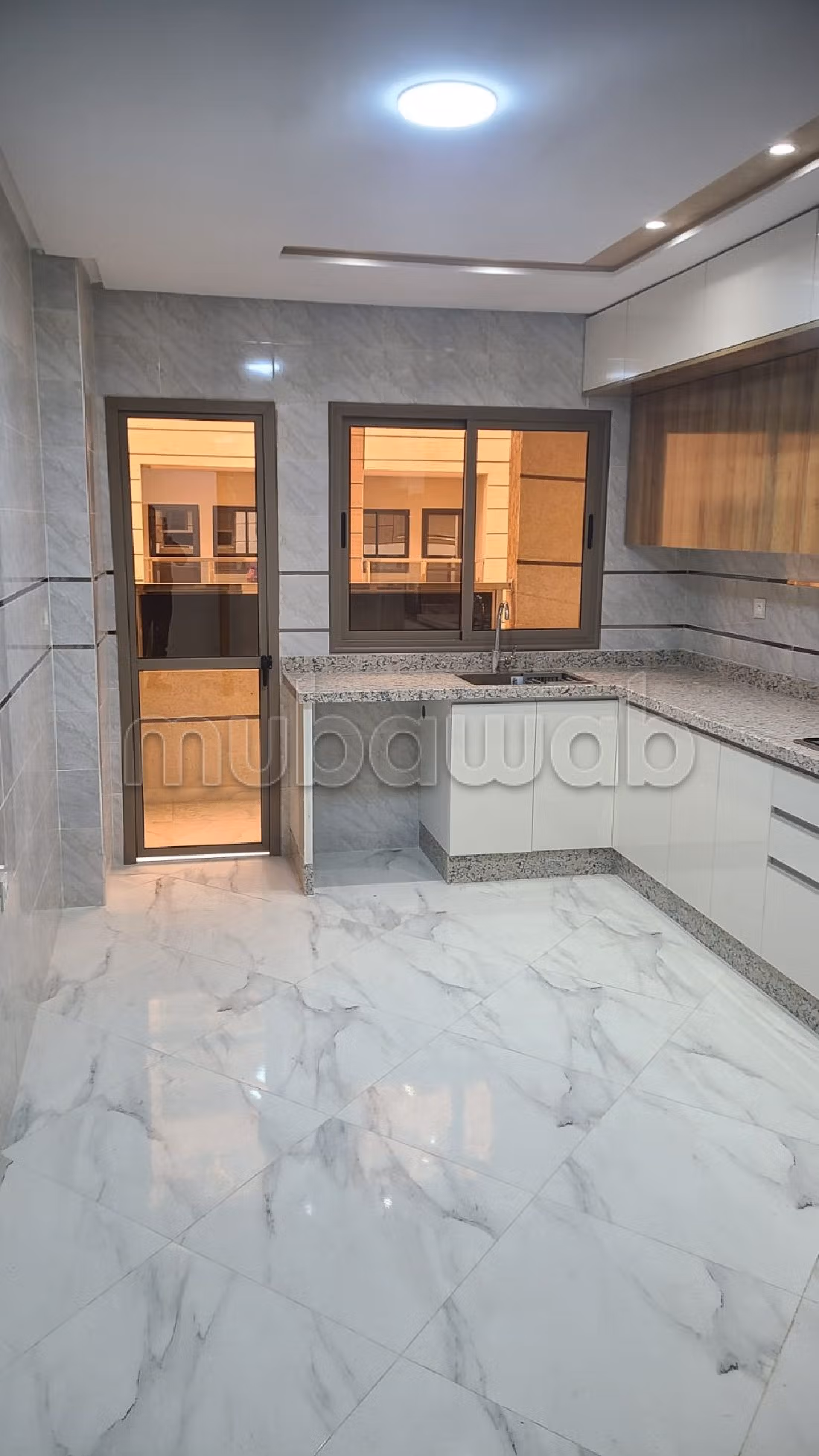 Bel appartement à vendre à Marjane. 5 grandes pièces. Avec ascenseur