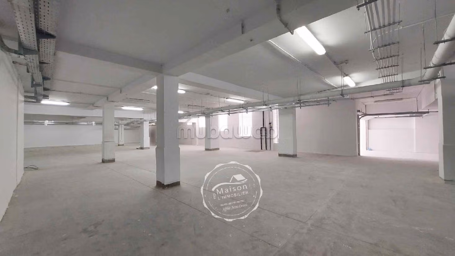 Offices for rent in Le Kram. Surface area 2155 m². Terrace and lift. 