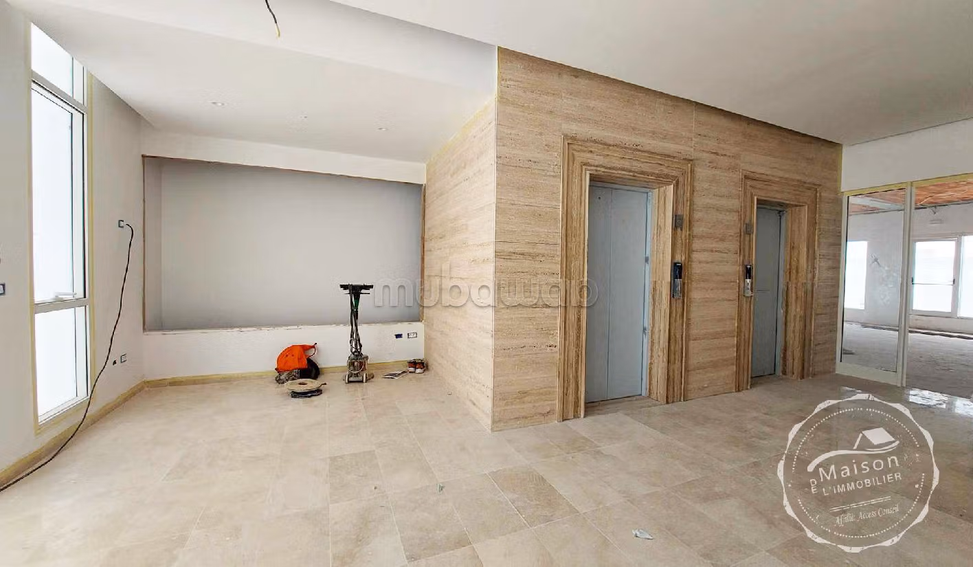 Offices for rent in Le Kram. Surface area 2155 m². Terrace and lift. 