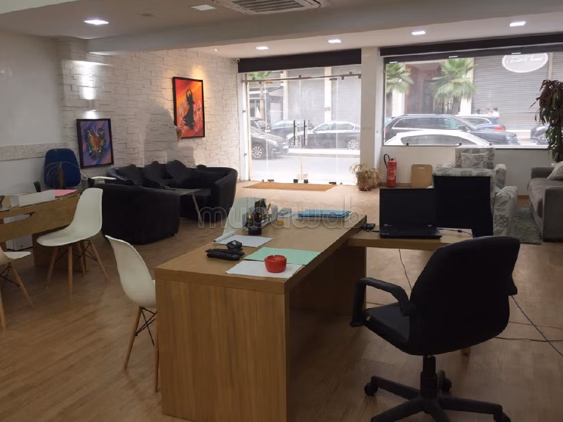 Offices & shops to rent in Bourgogne Ouest. Small area 120 m². 