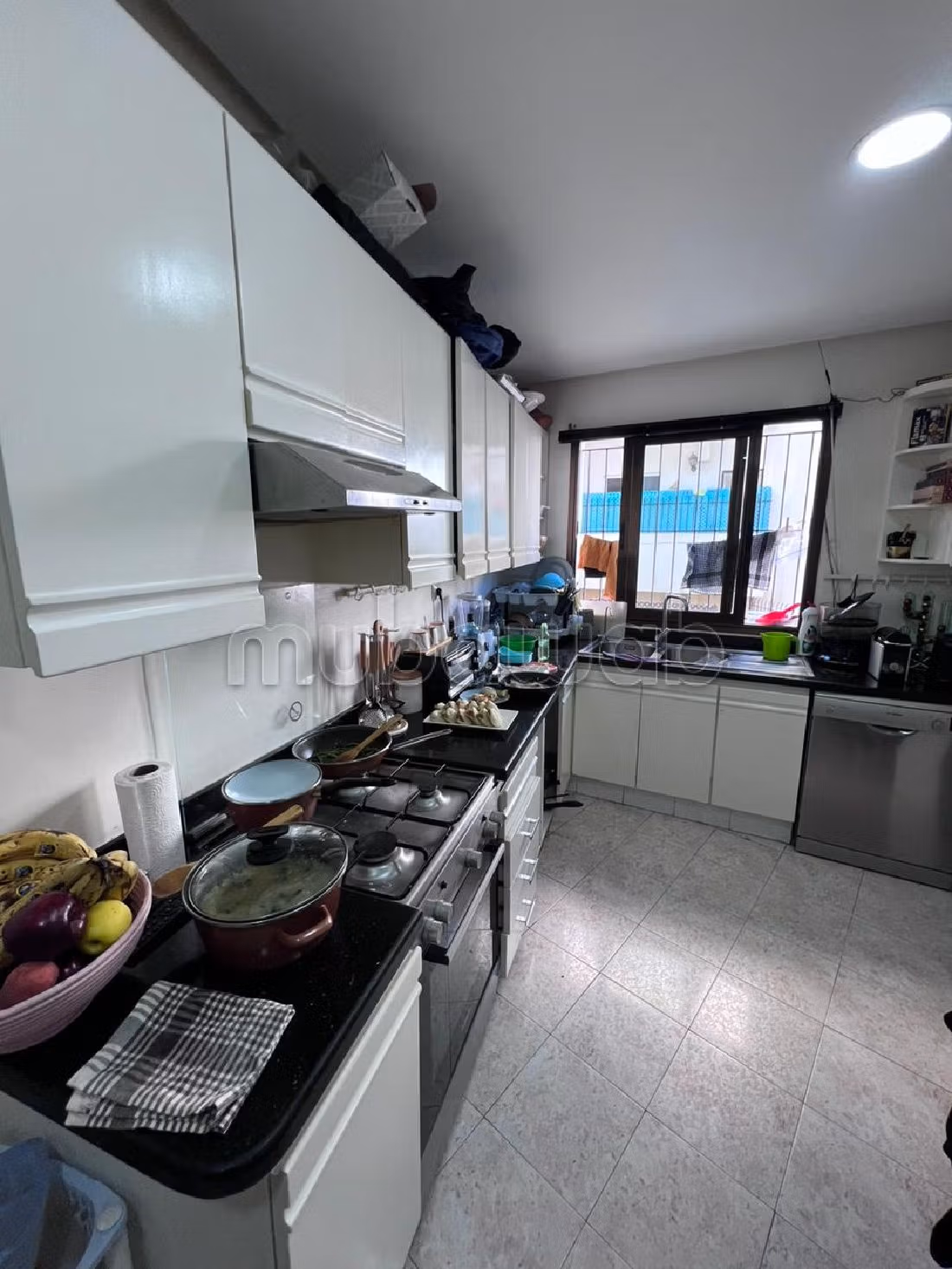 Se vende piso en Racine. 3 dormitorios. Chimenea funcional, servicio de conserjería. 