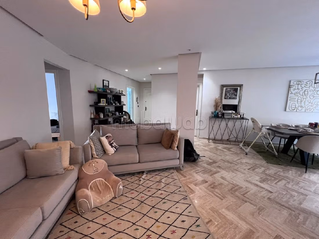 Se vende piso en Racine. 3 dormitorios. Chimenea funcional, servicio de conserjería. 