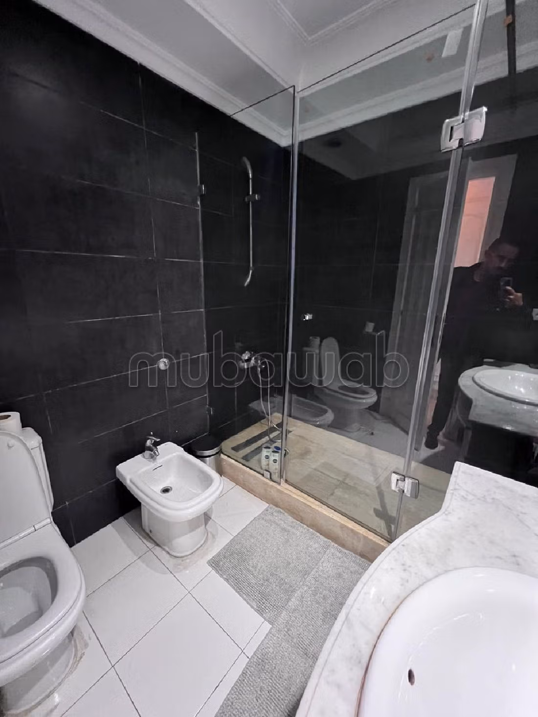 Se vende piso en Racine. 3 dormitorios. Chimenea funcional, servicio de conserjería. 