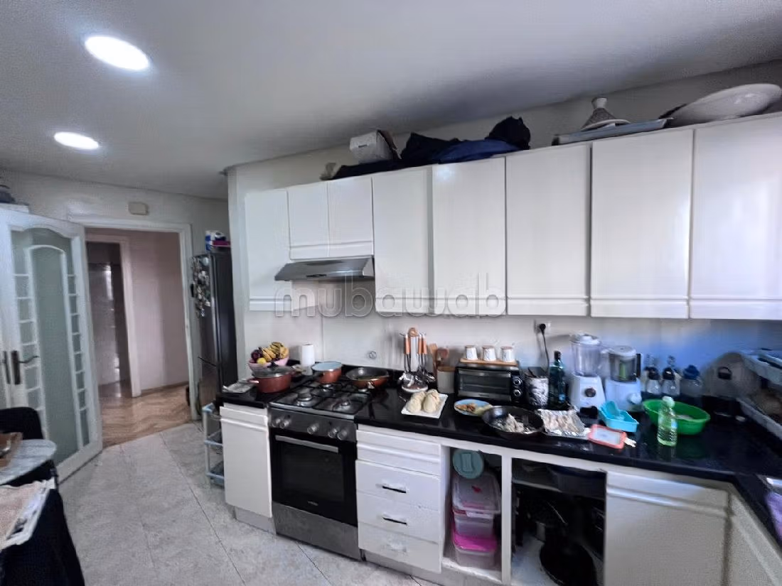 Se vende piso en Racine. 3 dormitorios. Chimenea funcional, servicio de conserjería. 