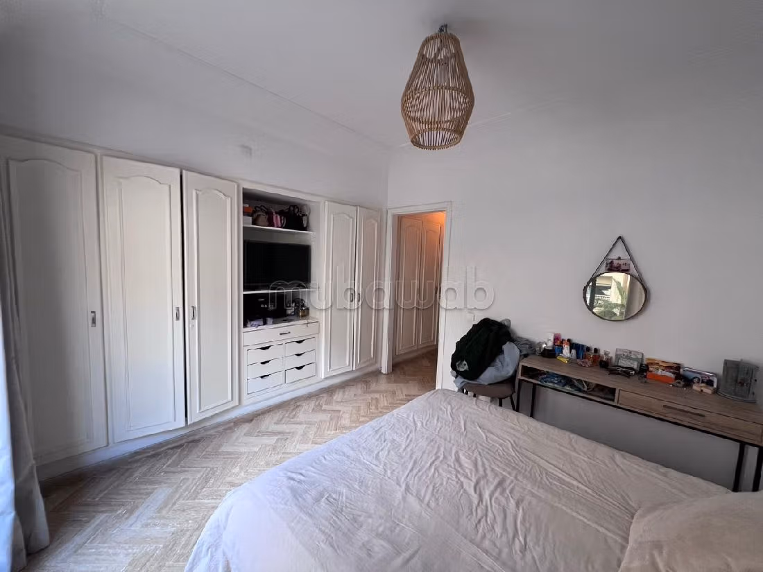 Se vende piso en Racine. 3 dormitorios. Chimenea funcional, servicio de conserjería. 