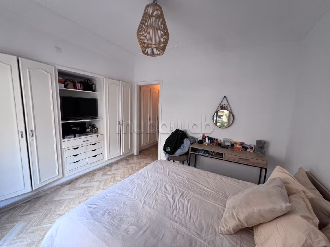 Se vende piso en Racine. 3 dormitorios. Chimenea funcional, servicio de conserjería. 