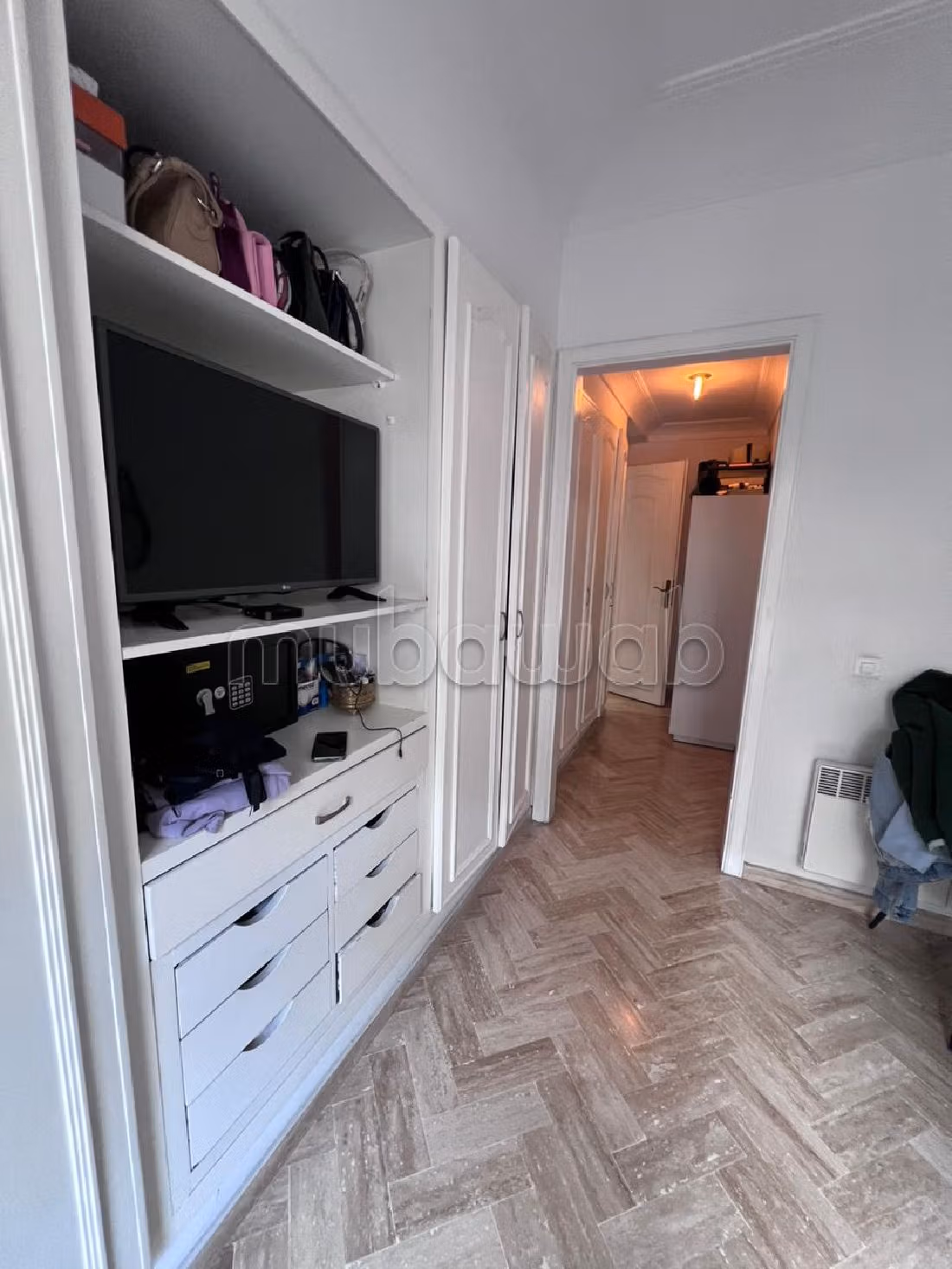 Se vende piso en Racine. 3 dormitorios. Chimenea funcional, servicio de conserjería. 