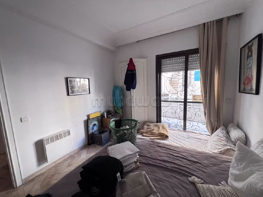 Se vende piso en Racine. 3 dormitorios. Chimenea funcional, servicio de conserjería. 