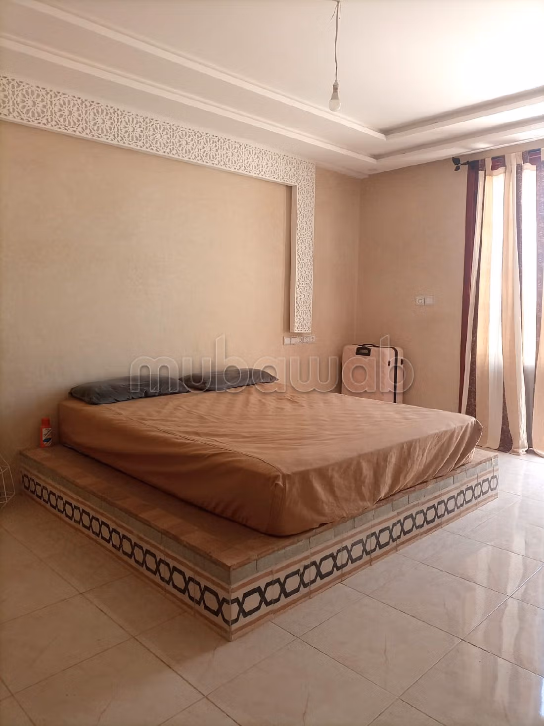 رياض للبيع ب أغفي. المساحة الإجمالية 2070 م². مدفئة مركزية وباب متين. 