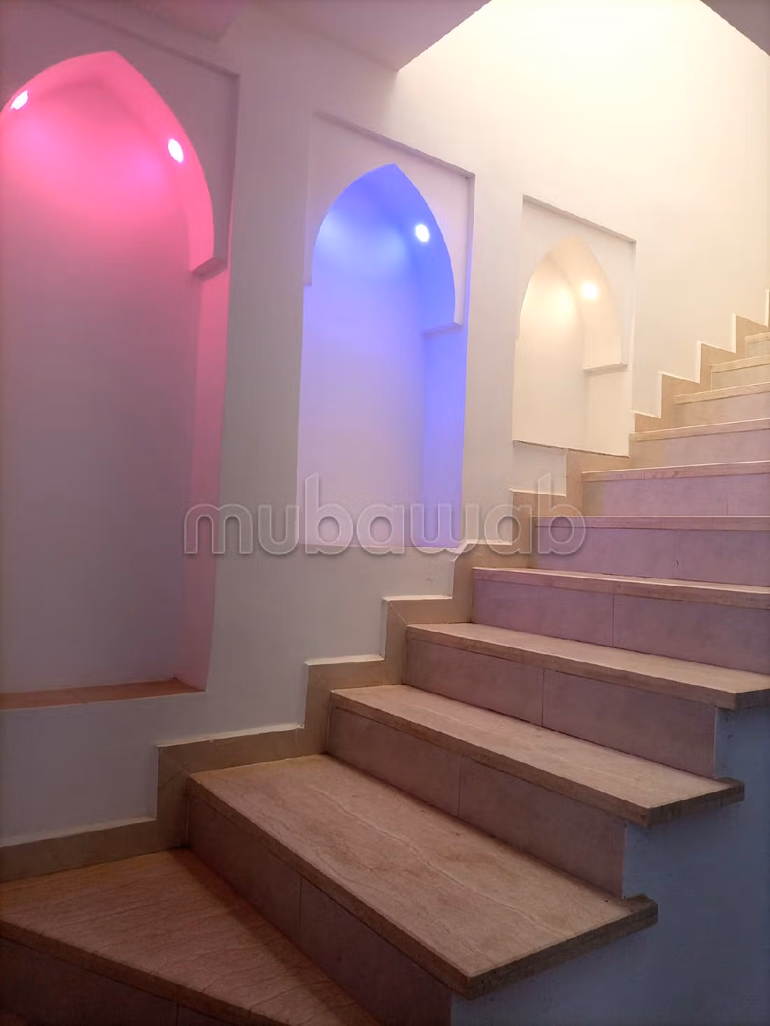 رياض للبيع ب أغفي. المساحة الإجمالية 2070 م². مدفئة مركزية وباب متين. 