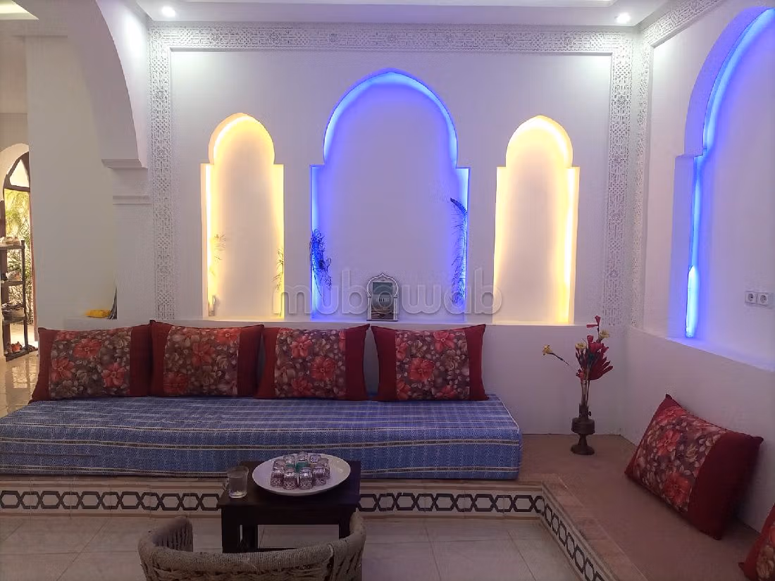 رياض للبيع ب أغفي. المساحة الإجمالية 2070 م². مدفئة مركزية وباب متين. 