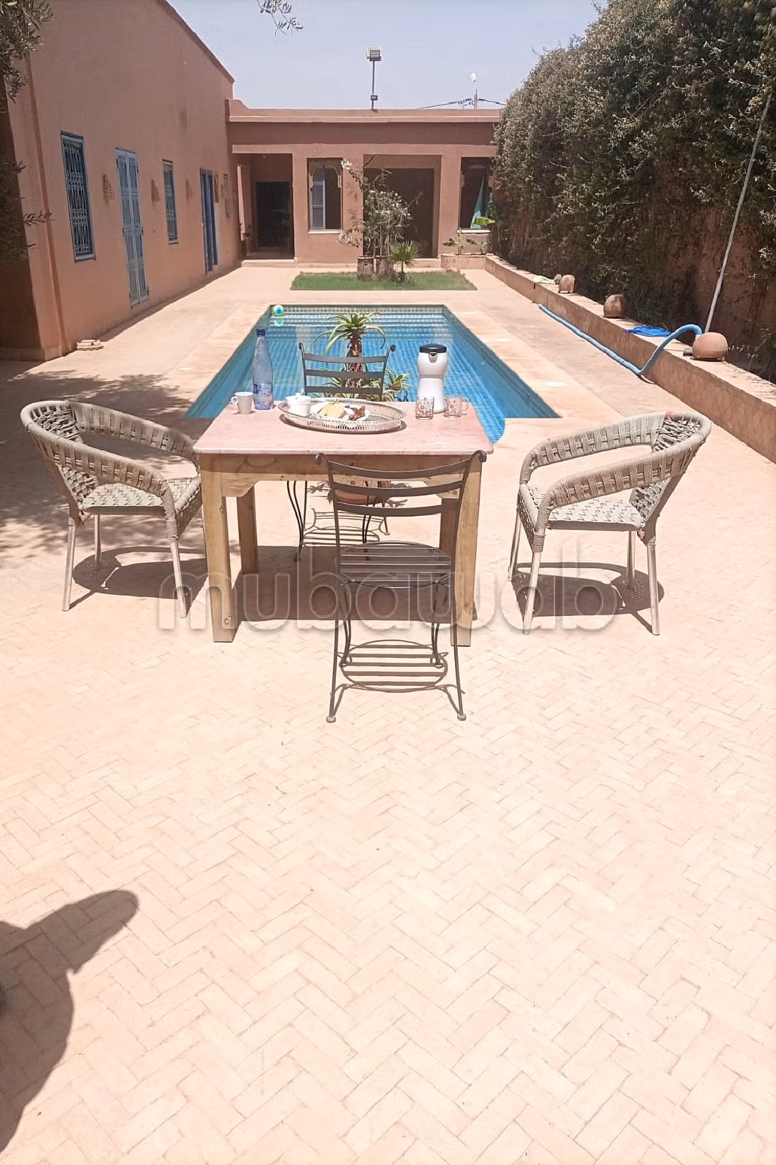 رياض للبيع ب أغفي. المساحة الإجمالية 2070 م². مدفئة مركزية وباب متين. 