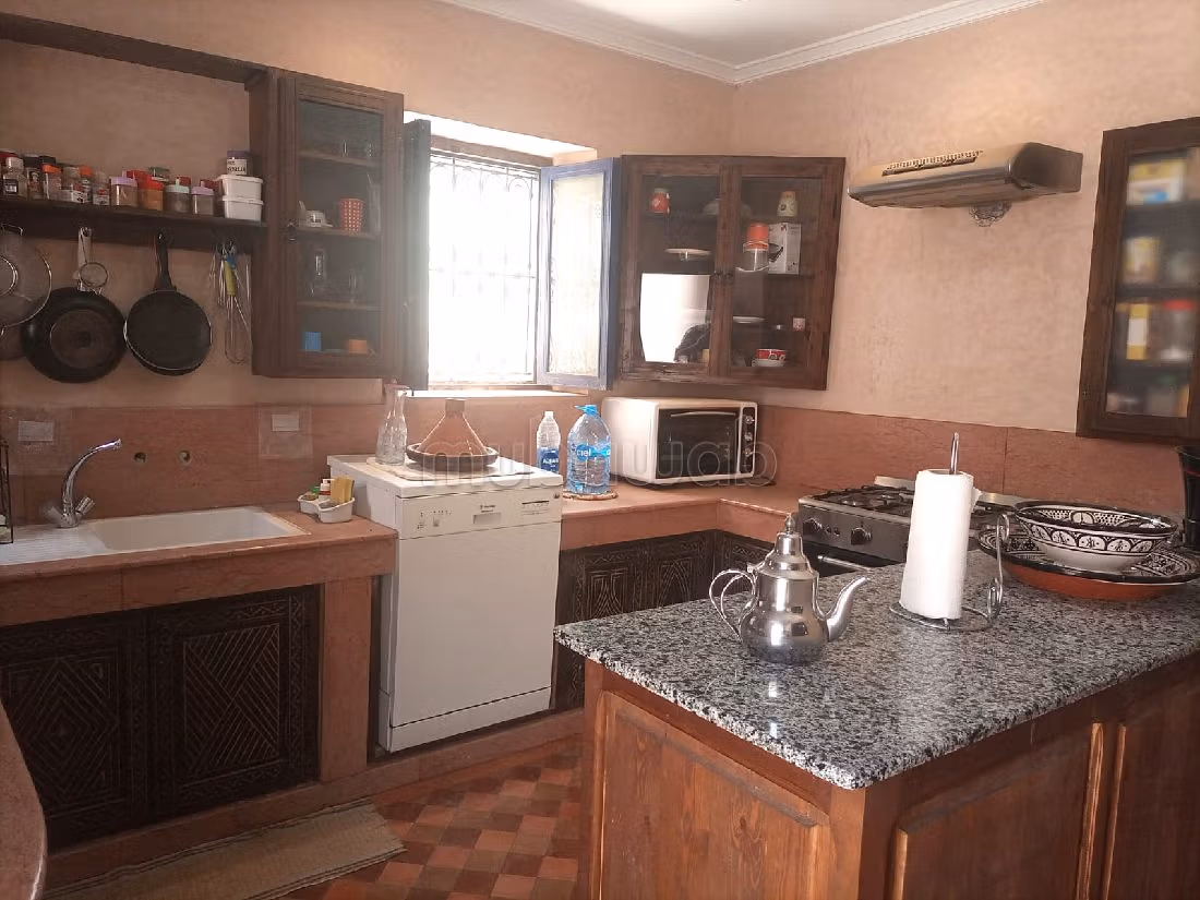 رياض للبيع ب أغفي. المساحة الإجمالية 2070 م². مدفئة مركزية وباب متين. 