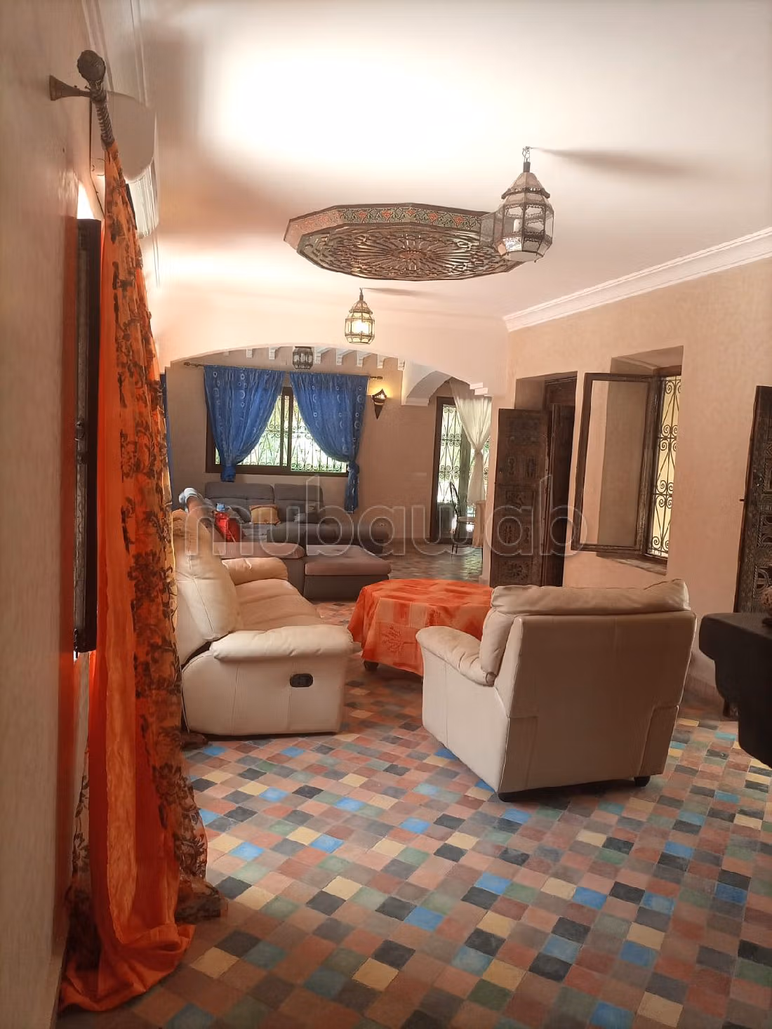 رياض للبيع ب أغفي. المساحة الإجمالية 2070 م². مدفئة مركزية وباب متين. 