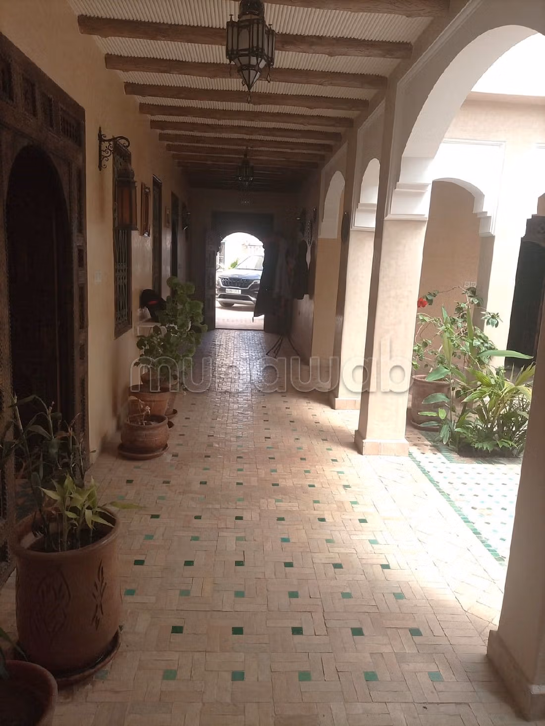 رياض للبيع ب أغفي. المساحة الإجمالية 2070 م². مدفئة مركزية وباب متين. 