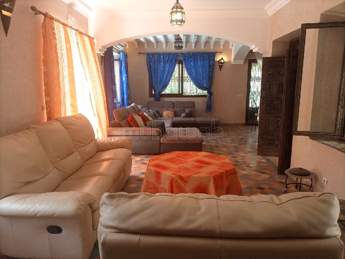 رياض للبيع ب أغفي. المساحة الإجمالية 2070 م². مدفئة مركزية وباب متين. 