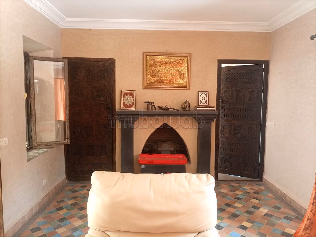 رياض للبيع ب أغفي. المساحة الإجمالية 2070 م². مدفئة مركزية وباب متين. 