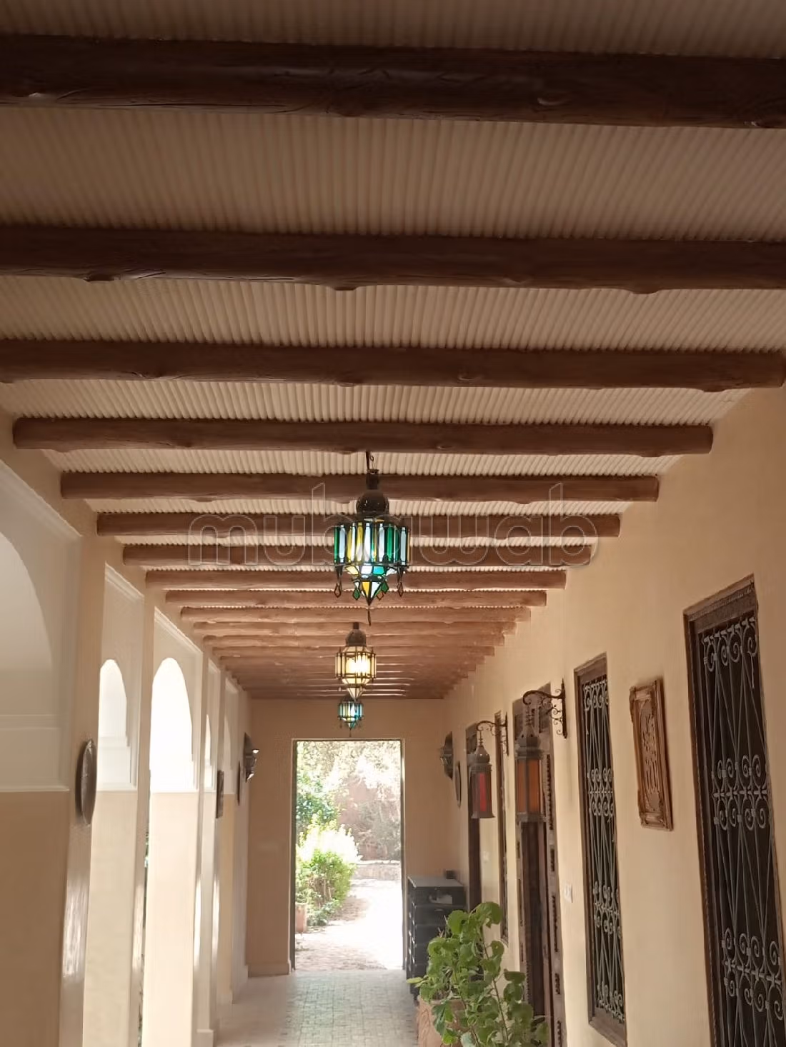 رياض للبيع ب أغفي. المساحة الإجمالية 2070 م². مدفئة مركزية وباب متين. 