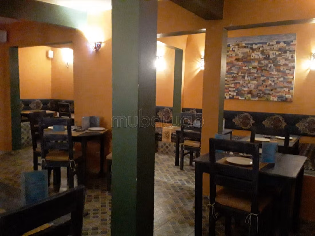 Oficinas y locales comerciales en venta en Medina. Gran superficie 140 m². Cocina equipada