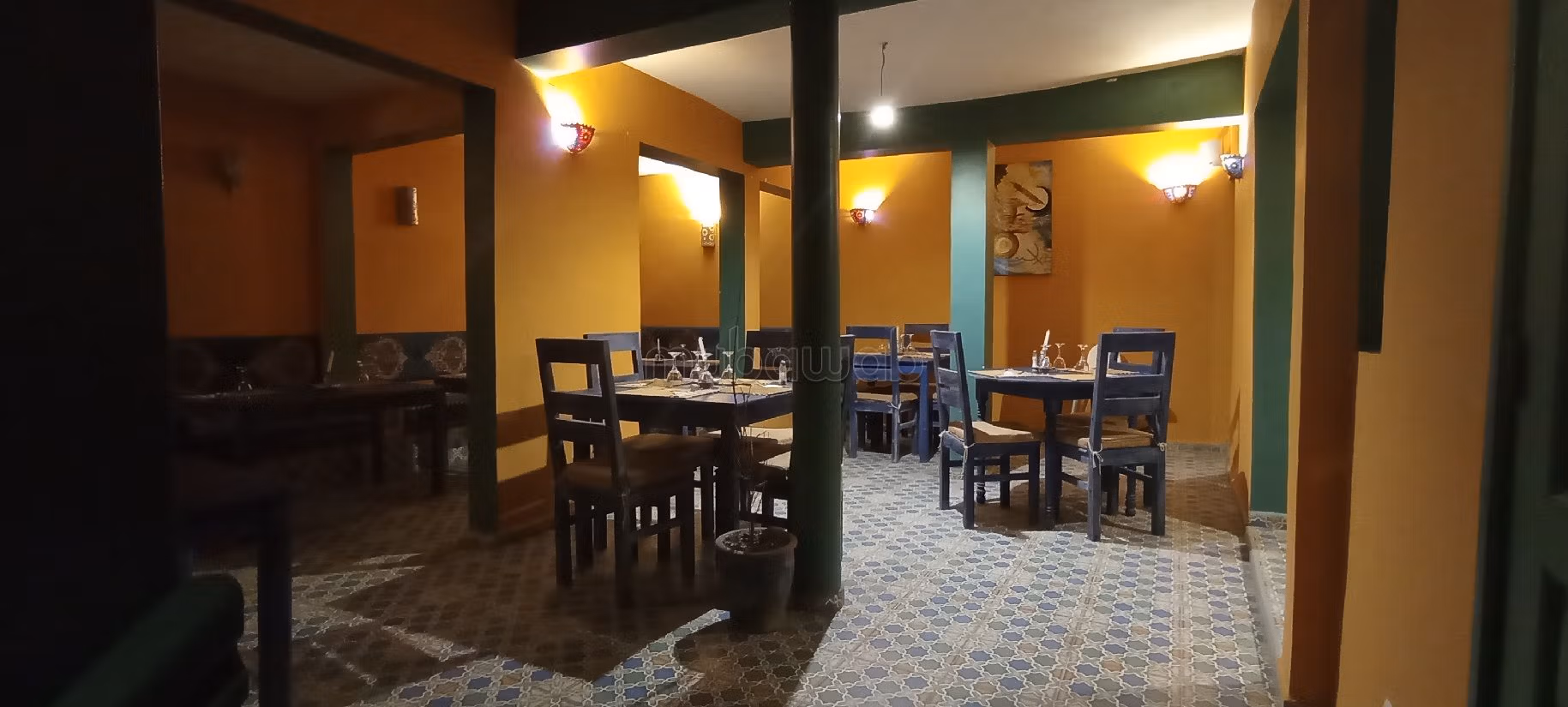 Oficinas y locales comerciales en venta en Medina. Gran superficie 140 m². Cocina equipada