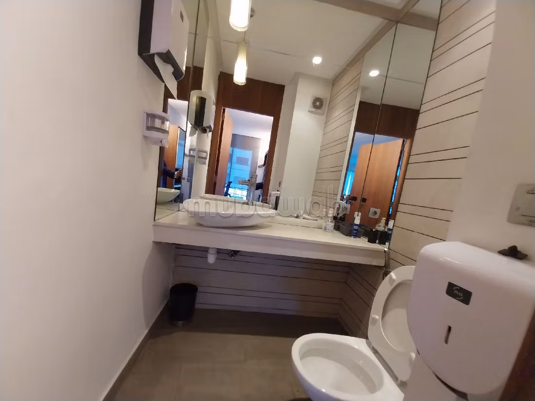 Nu te huur: kantoorruimte in Racine. Totale oppervlakte 220 m². Conciërgeservice en airconditioning.