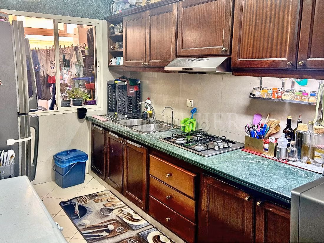 Se vende piso en Burger. Área total 107 m². Residencia con seguridad. 