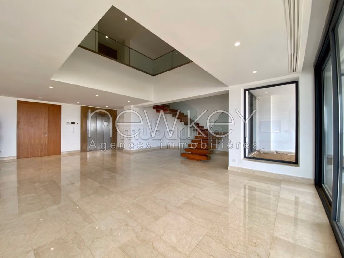 Affitto di uno splendido appartamento a Les Berges Du Lac 2. Superficie di 560 m². Posto auto e terrazzo. 