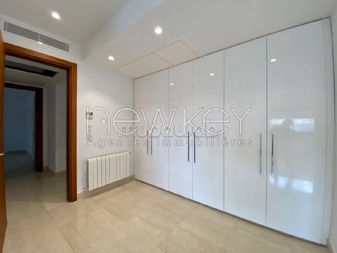 Affitto di uno splendido appartamento a Les Berges Du Lac 2. Superficie di 560 m². Posto auto e terrazzo. 