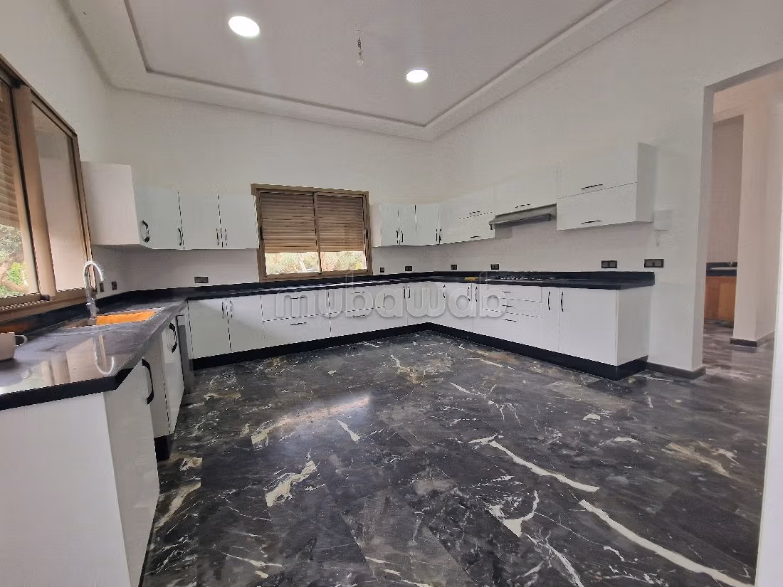 Luxury Villa for sale in Route de Fez. 5 lovely rooms. Large swimming pool, General air conditioning. 